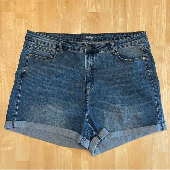 NWOT - ModCloth Plus Size Folded Denim Jean Shorts - Picture 1 of 2